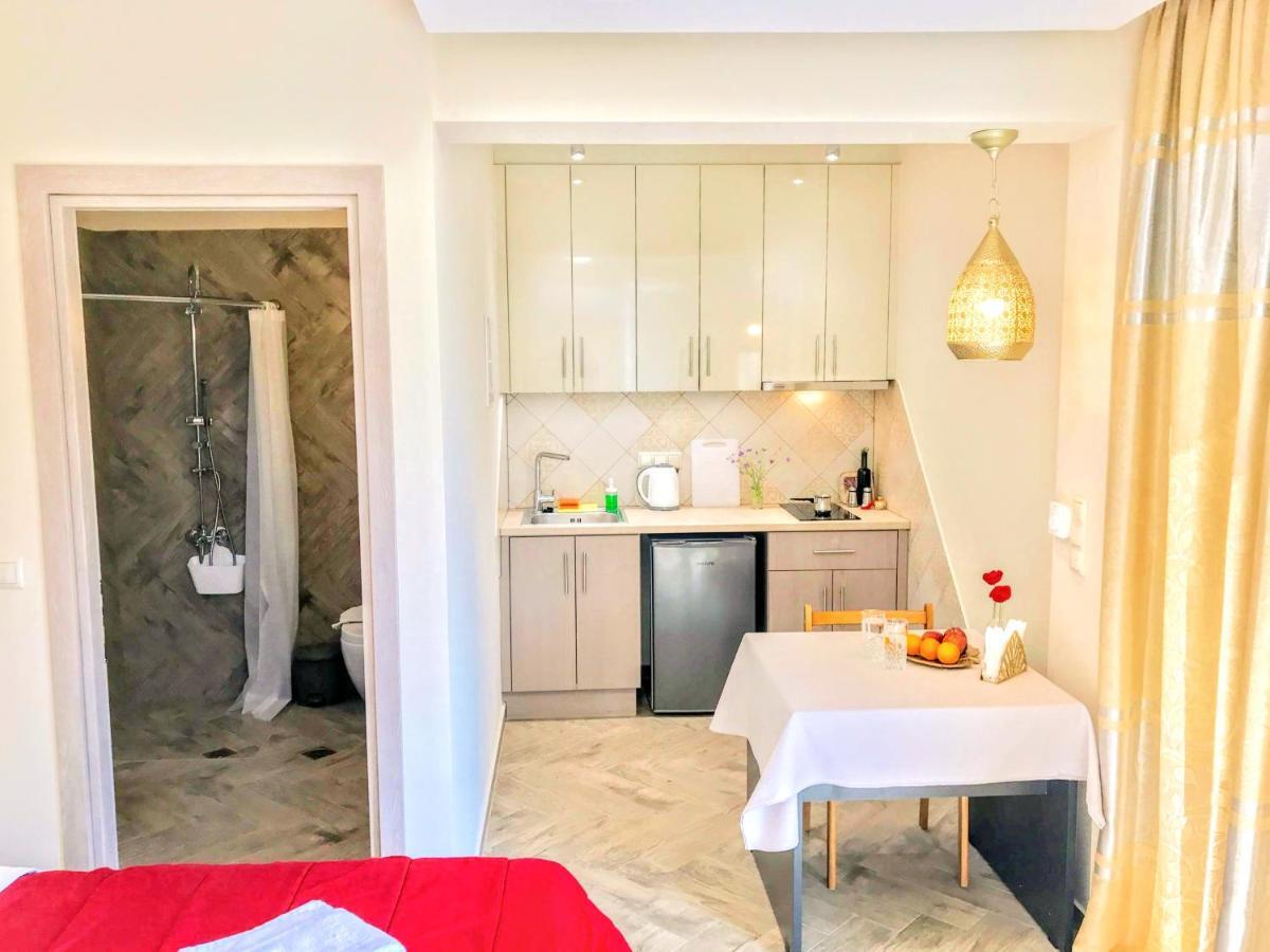Semiramis Suites With Pool Kalamáta Eksteriør bilde